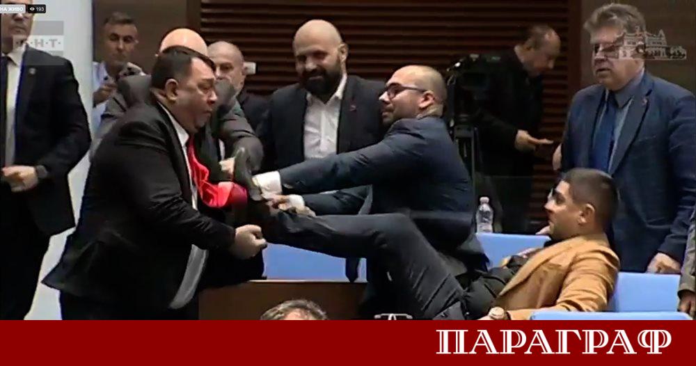 Народното събрание стана арена на безпрецедентен инцидент Депутати достигнаха ново