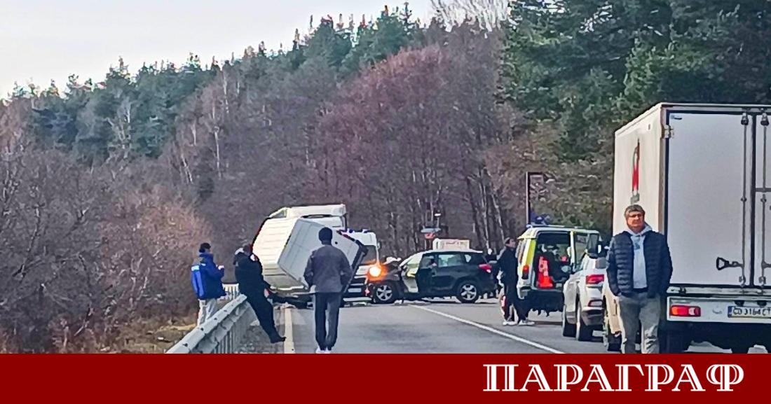 Тежка катастрофа е блокирала движението по основния път към Банско