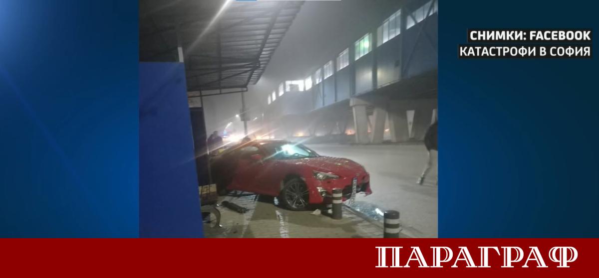 Автомобил се вряза в автобусна спирка на бул Ломско шосе