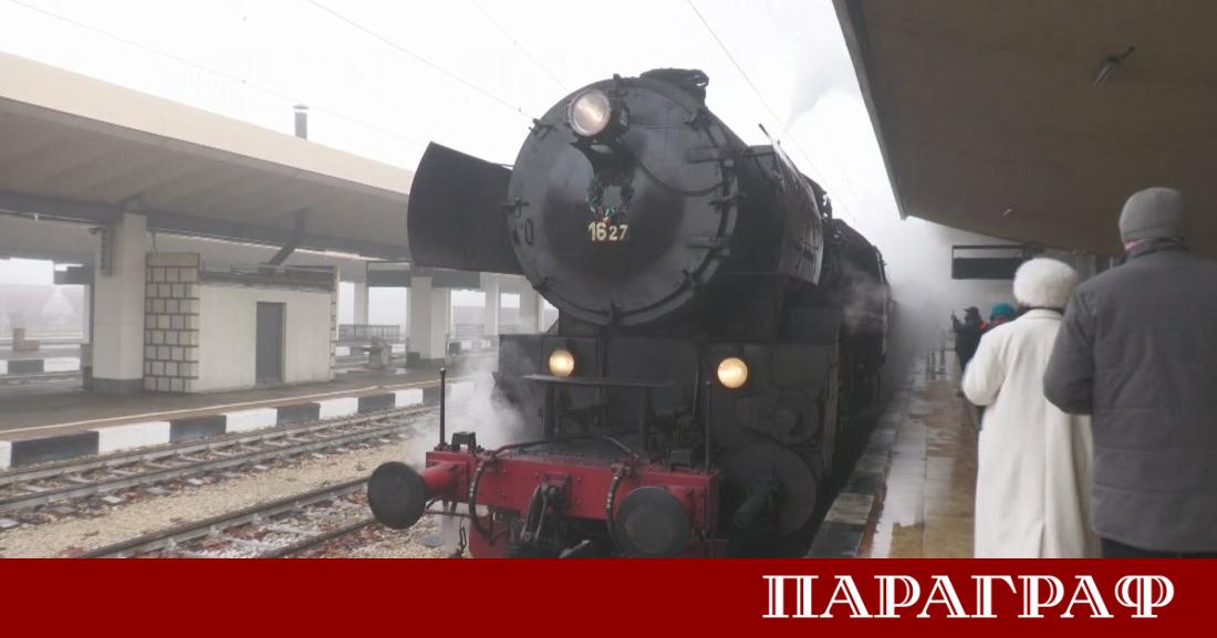 Днес 20 декември 2025 г ретро коледен влак радва пътниците