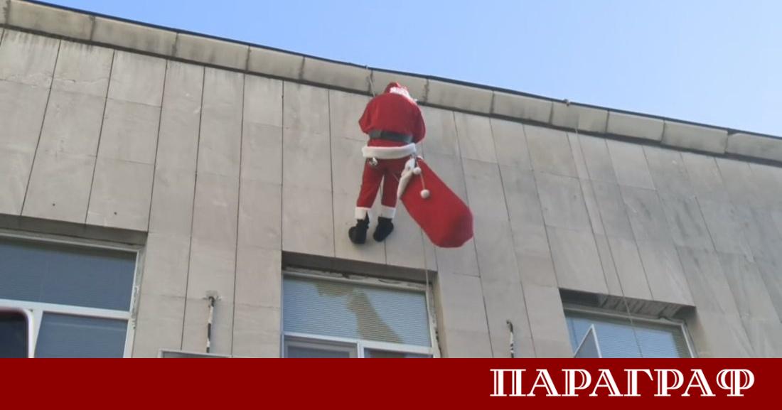 София Алпинисти облечени като коледни герои донесоха празнична радост в