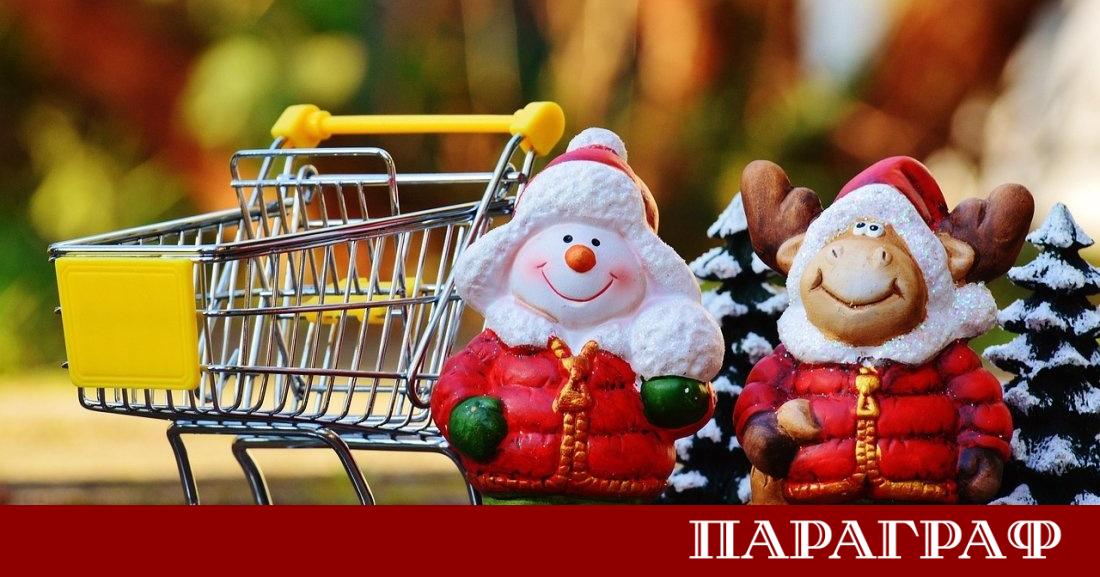 Дни преди Коледа търговските центрове и магазините са препълнени като