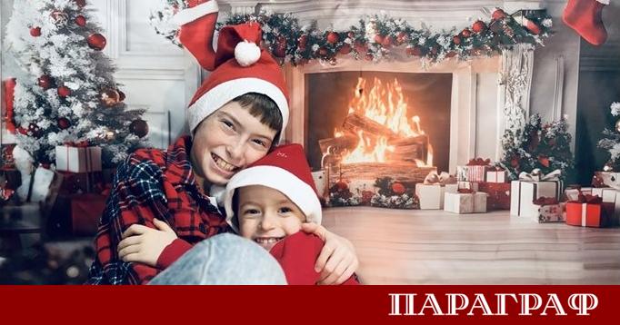 Четиригодишният Станислав и единадесетгодишният Теодор обичат Коледа Братчетата се радват