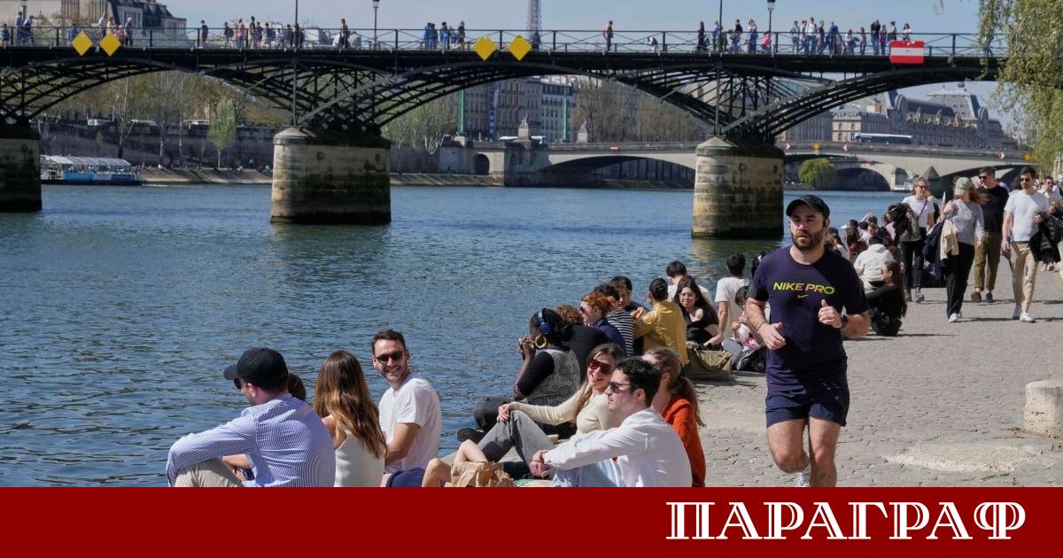 В Делхи сред мъгливите градини Лоди се събират хора Те