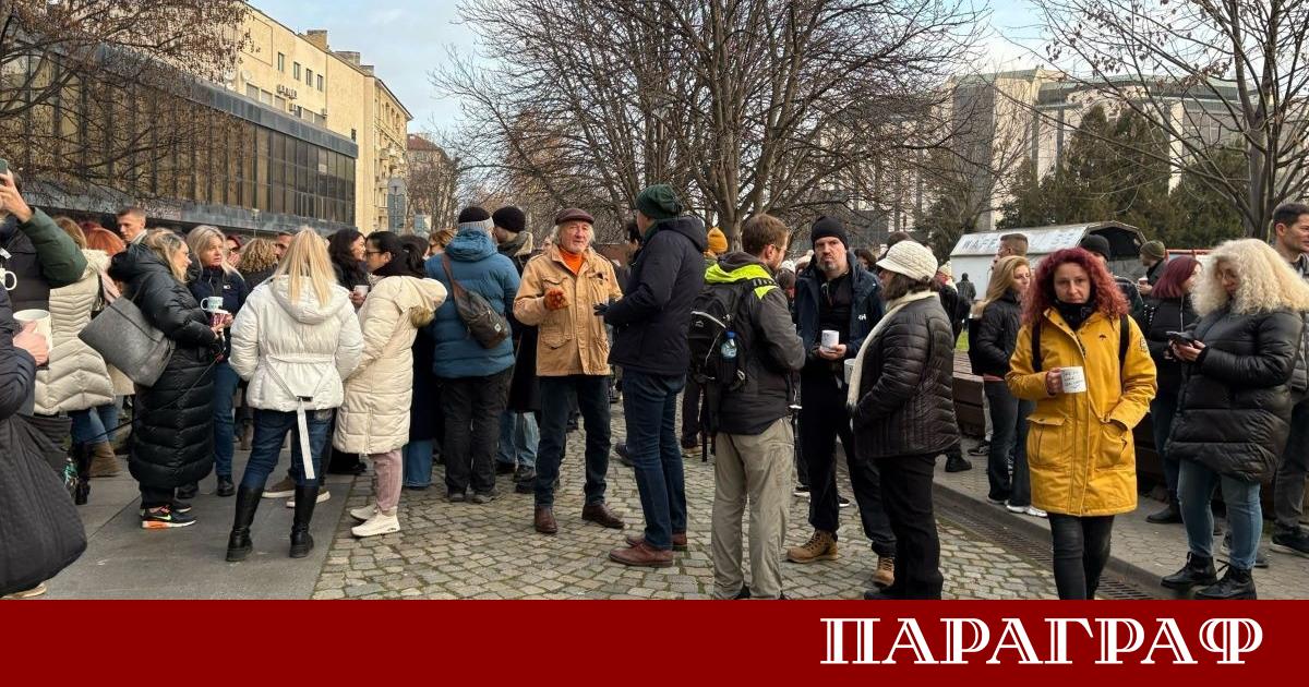 Журналисти и граждани се събраха на протест пред bTV тази