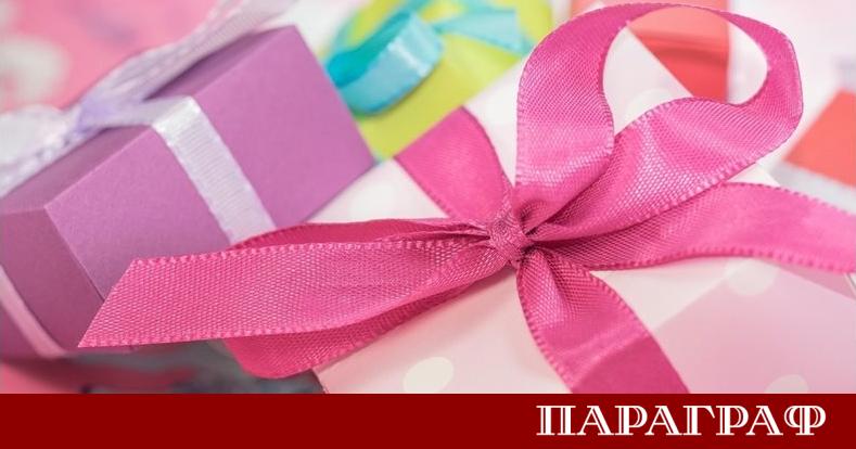 Кметът на община Добричка Соня Георгиева зарадва с коледни подаръци