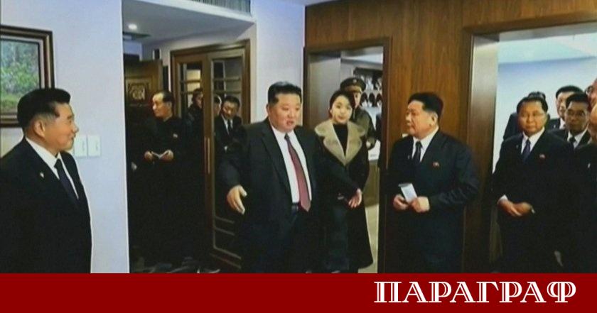 Севернокорейският лидер Ким Чен Ун и дъщеря му Джу е