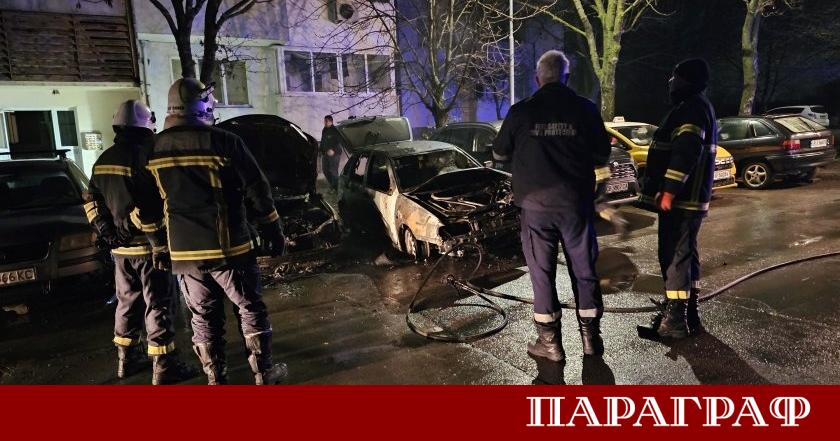 Два автомобила са напълно изгорели при пожар в русенския квартал