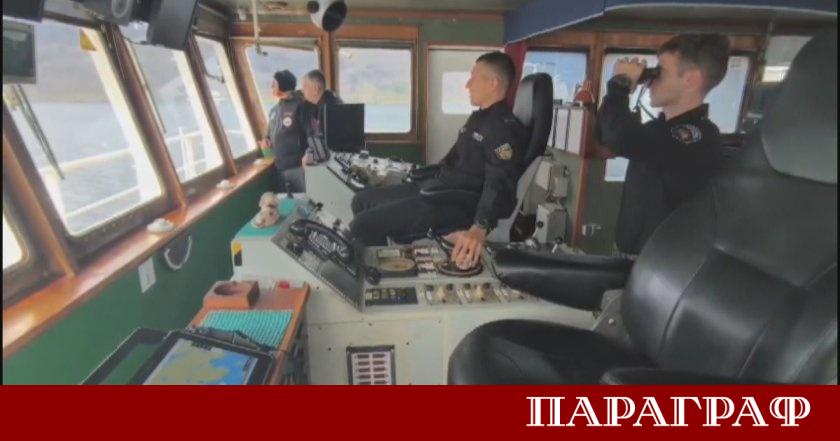 Екипажът и учените на борда на военния научноизследователски кораб Св