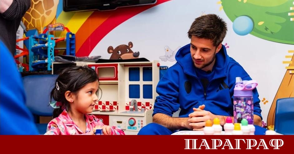 Българският национал Илия Груев и негови съотборници от английския клуб