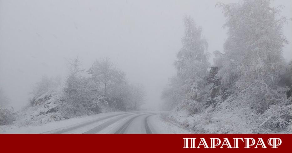 Ситен снеговалеж и гъста мъгла усложниха трафика през прохода Шипка