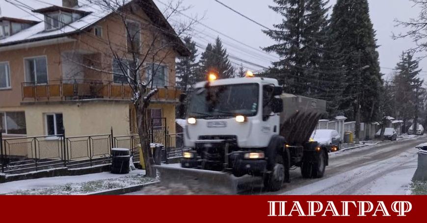 Столичната община извършва активни обработки срещу заледяване в София През