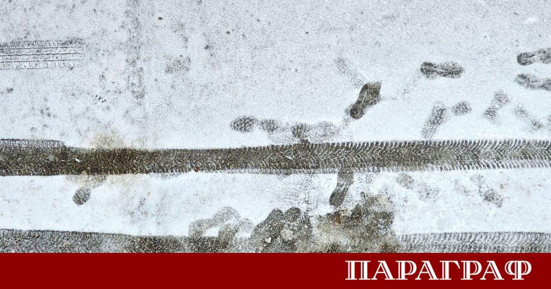 Двадесет и три снегопочистващи машини работят активно по пътната мрежа