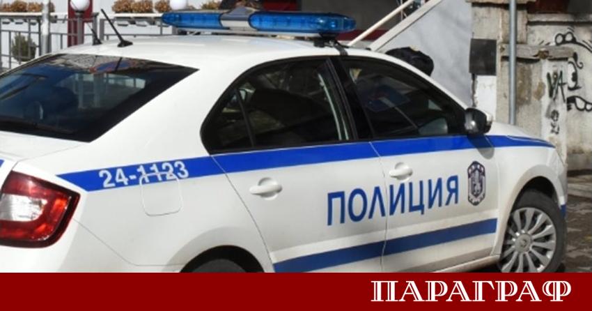 Двама маскирани мъже в черни роби нахлуха с пушки в