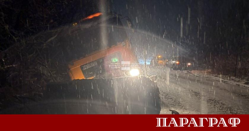 Аварирал снегорин затрудни движението на изхода на Монтана в посока