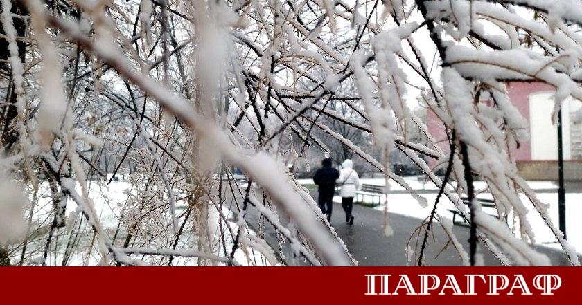 Валежите от дъжд и сняг които посрещнаха коледния ден постепенно