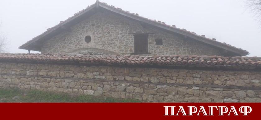 Шестлъчева Витлеемска звезда приветства посетителите пред входа на църквата Рождество