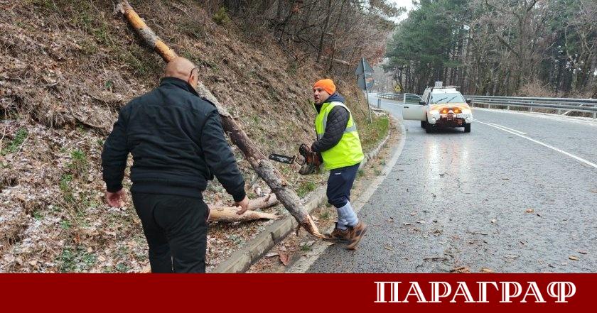 Силен вятър предизвика значителни проблеми в Старозагорска област днес Аварийни