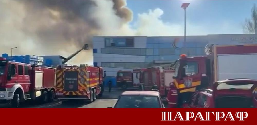 Огромен пожар избухна днес в склад за санитарни материали и