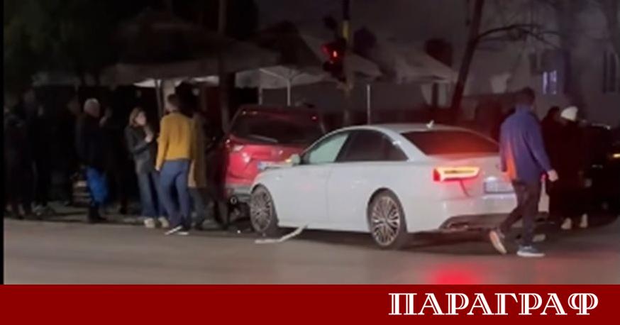 Два автомобила се сблъскаха в столичния квартал Дианабад съобщават очевидци