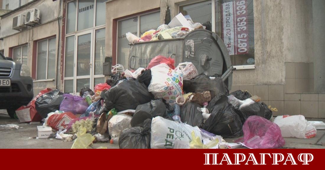 Силен вятър разпиля неприбран боклук по улиците и междублоковите пространства