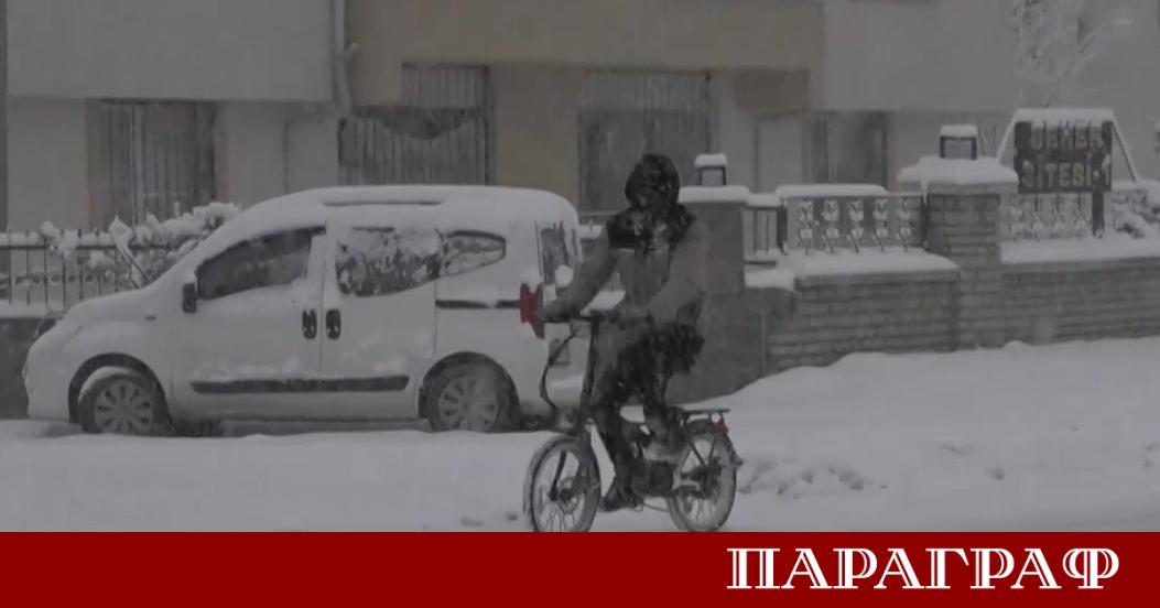 Обилни снеговалежи обхванаха почти цяла Турция предизвиквайки хаос и затваряне