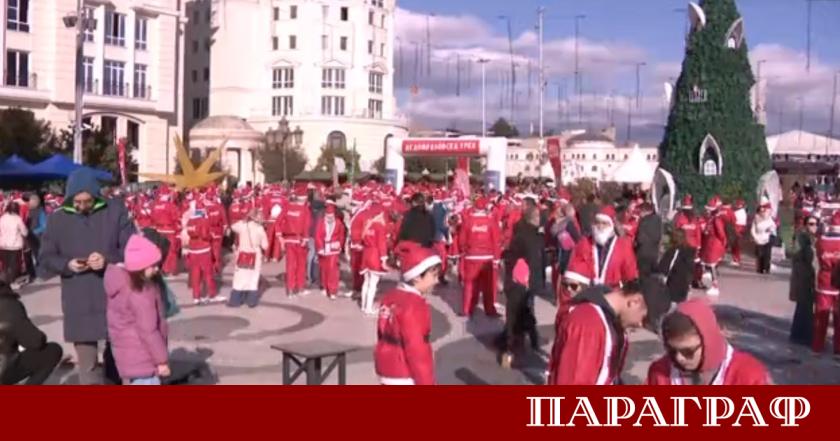 Над 800 участници облечени като Дядо Коледа наводниха улиците на