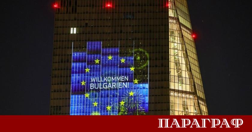 Надписът Добре дошла България озари фасадата на централната сграда на