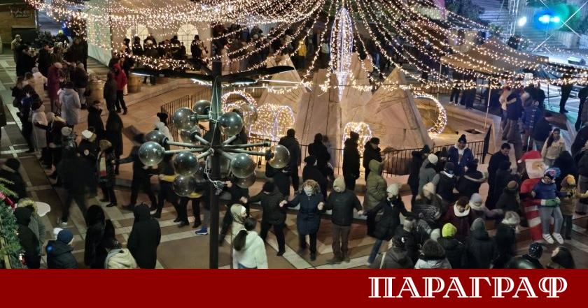 Стотици жители и гости на Благоевград се събраха на площад