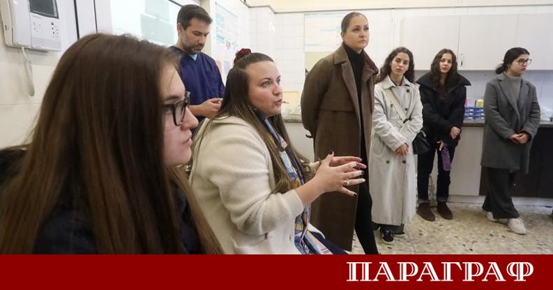 Студенти от Софийския университет Св Климент Охридски помагат на пациенти