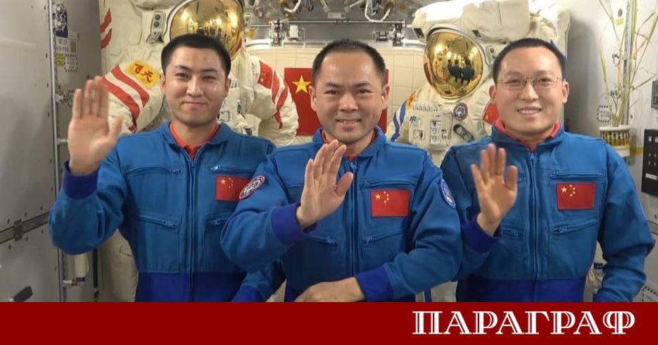 Екипажът на китайската мисия Шънджоу 21 изпрати новогодишни поздрави от