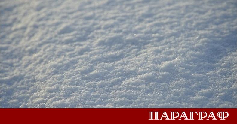 Десетки камиони и коли останаха блокирани вчера на заледения мост