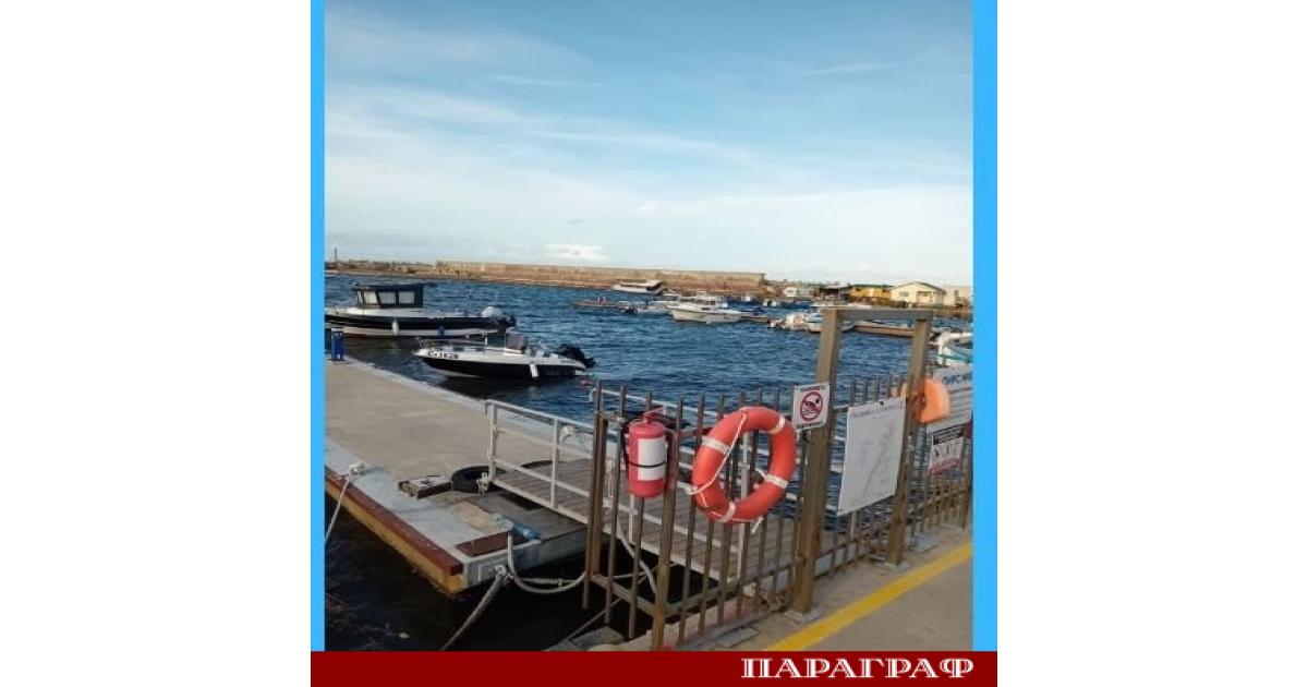 Силният вятър предизвика инцидент на пристанището в Созопол Туристическо корабче