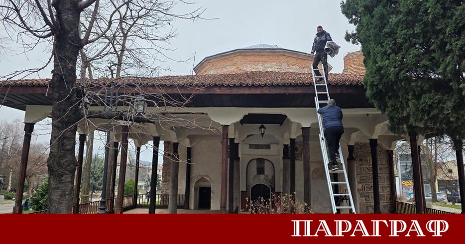 Силни ветрове повредиха покрива на Куршум джамия в Карлово Металната