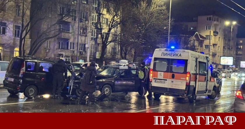 Двама души са пострадали при челна катастрофа на Орлов мост