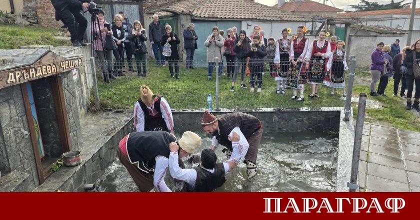 С уникалния обичай Къпанак отбелязаха Ивановден в карловския квартал Сушица