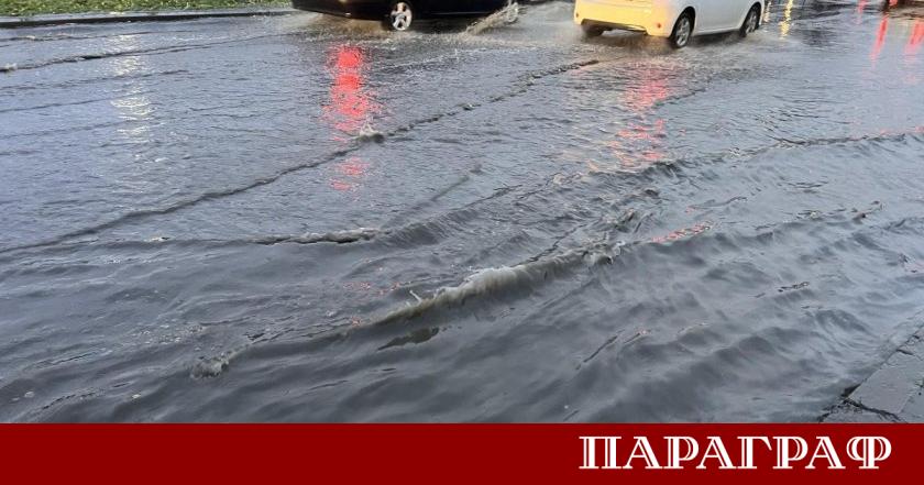 Силна гръмотевична буря връхлетя Бургас рано тази сутрин Интензивни валежи