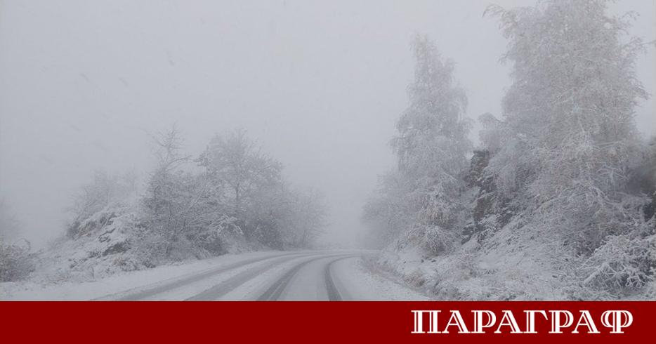 На прохода Шипка вали слаб сняг съобщи дежурният от Областно