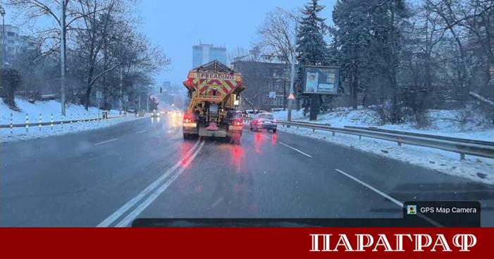 Силният снеговалеж рано сутринта доведе до мобилизация на 109 снегорина