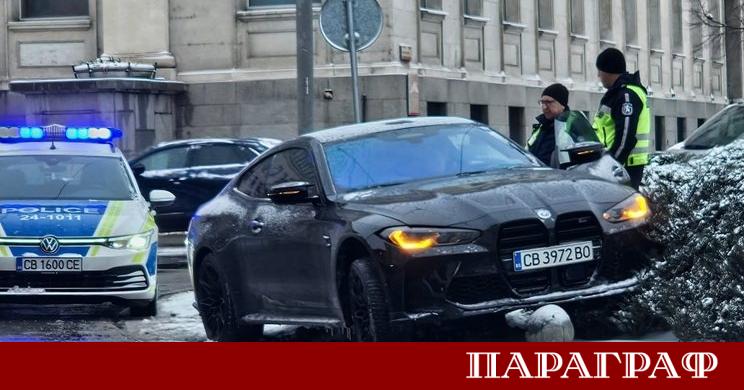 Лек автомобил BMW се е блъснал в ограничителните колчета на