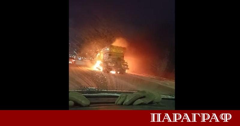 Рано тази сутрин горящ снегорин създаде сериозни затруднения на Северната