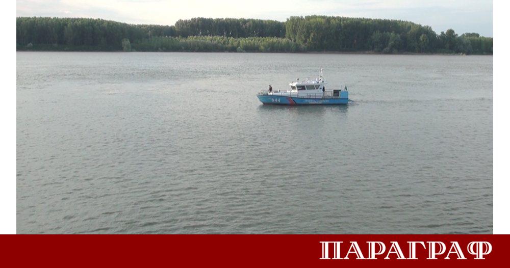 Търговски кораб заседнал в румънската част на река Дунав срещу