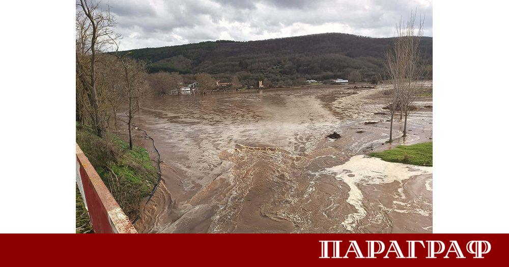 Язовир Ивайловград продължава да прелива съобщава Министерството на околната среда