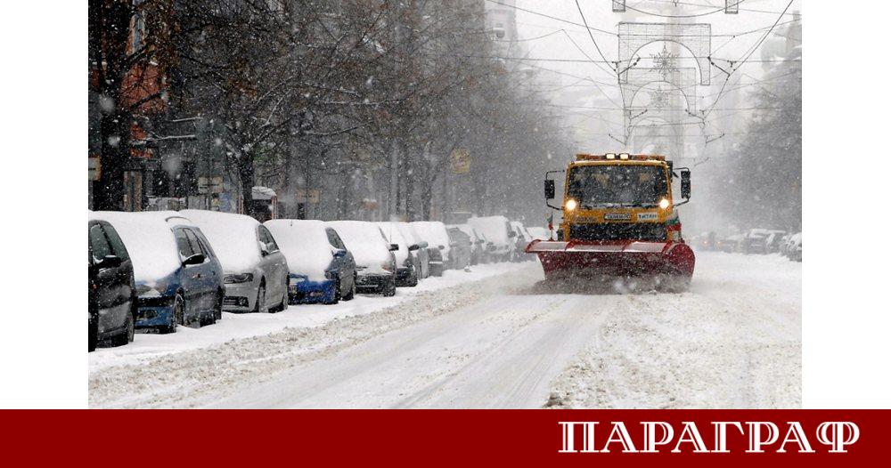 Общо 160 снегопочистващи машини са в готовност да чистят пътищата