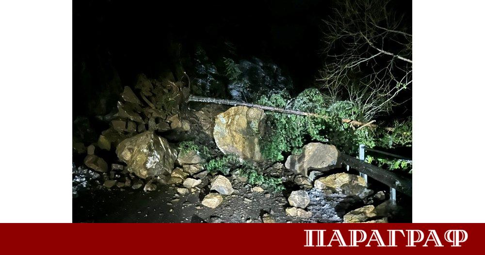 Свлачище напълно затвори пътя Смолян – Девин на около километър