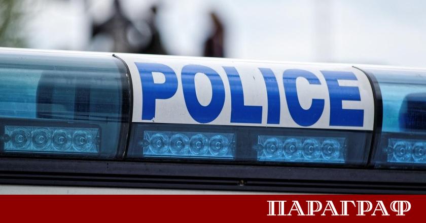 Паднала скална маса затруднява движението по път II 82 София