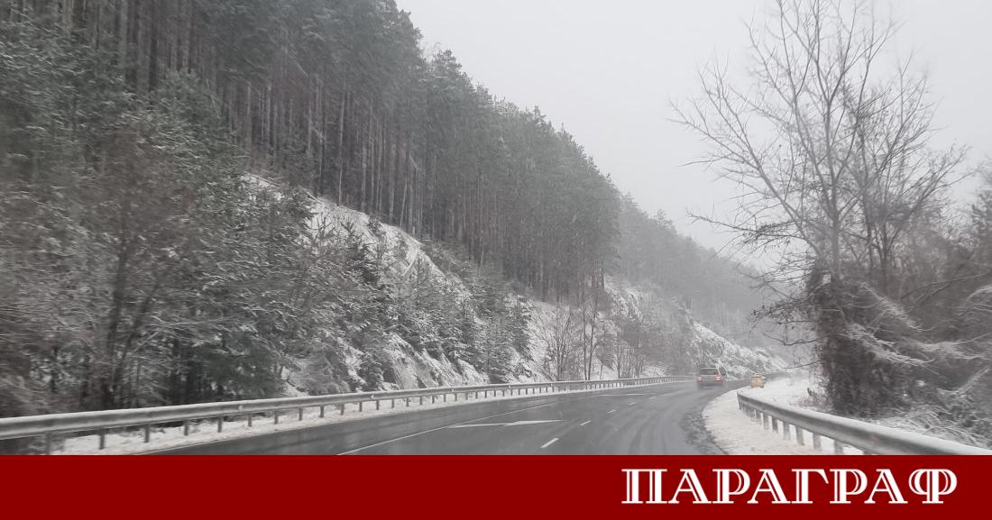 Черният лед е сериозно предизвикателство за шофьорите през зимата Той