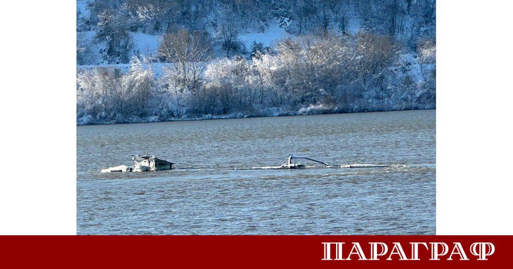 Баржа натоварена с 1133 тона азотни химически торове потъна изцяло