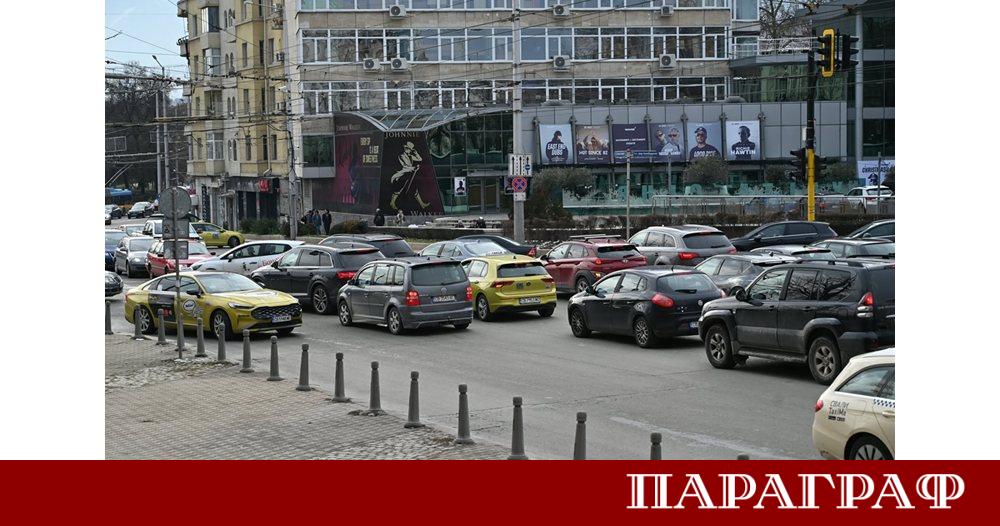 Неработещ светофар предизвика сериозен хаос в движението по бул Цар