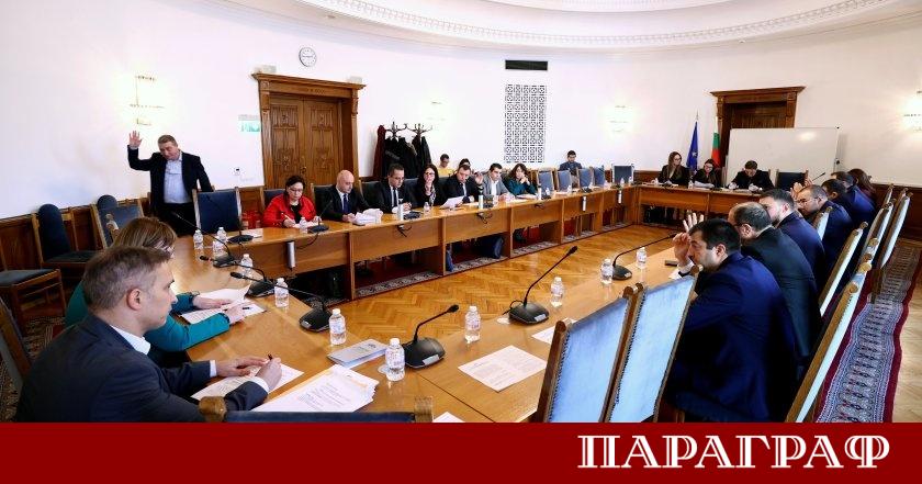 Парламентарната комисия по конституционни въпроси днес 14 януари обсъжда предложените